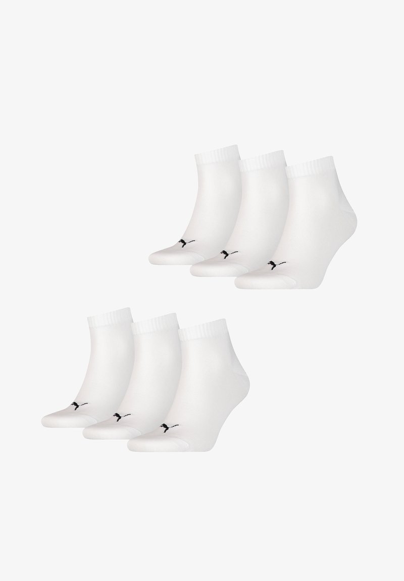 Sechs Paar weiße Knöchelsocken aus einem Stoff mit geripptem Bündchen und einem schwarzen Logo auf der Zehe. Glatte Textur und passgenaues Design.