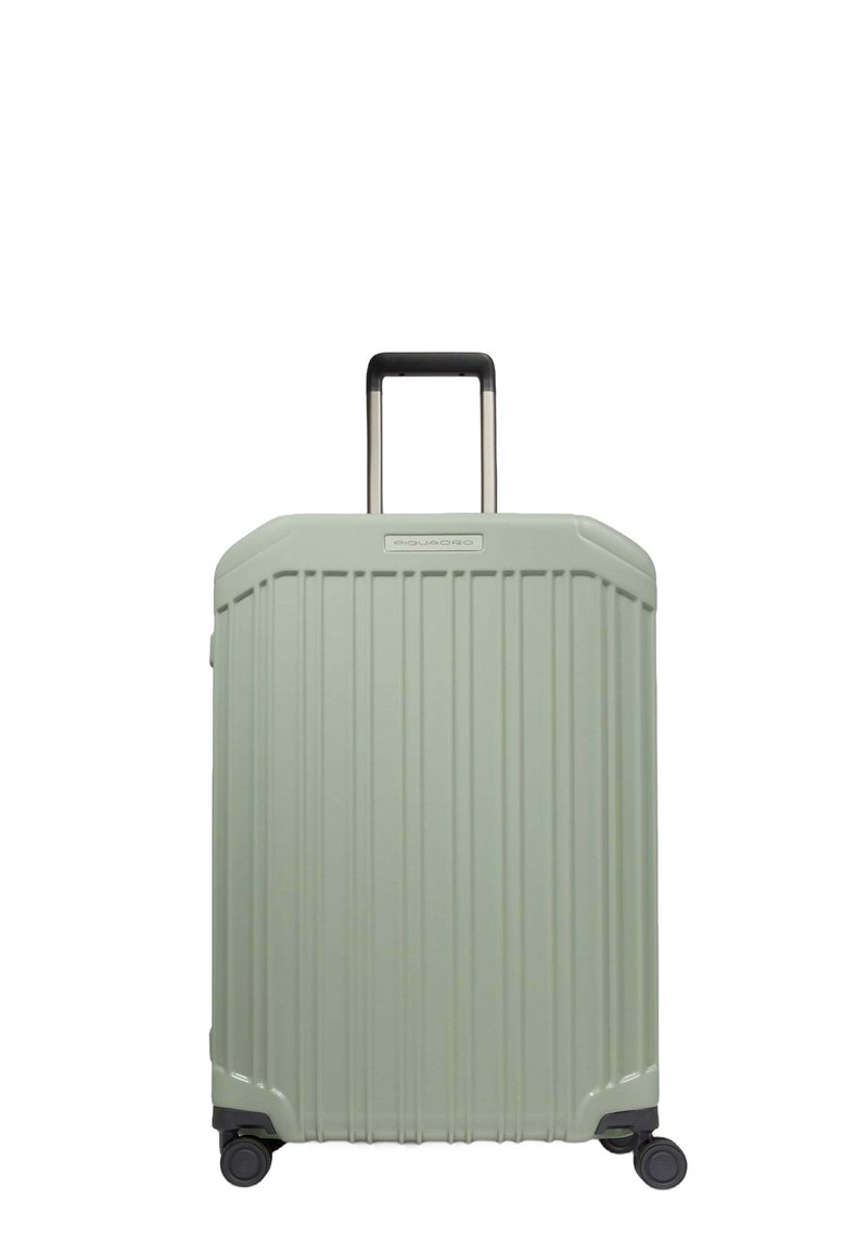 Maleta rígida en verde claro, con ranuras verticales, asa negra retráctil, cuatro ruedas y un acabado elegante y suave.