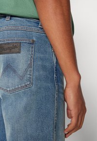 Wrangler GREENSBORO - Traperice ravnih nogavica - camino