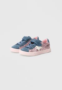 Zilas un rozā spīdumu pilnas sporta kurpes ar tekstila augšu, velkroga siksnu, baltu zvaigznes akcentu, gumijas zoli un teksturētu pirkstu pārsegu.