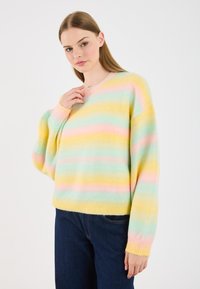 Pulover cu dungi pastelate, realizat dintr-un material moale. Are mâneci lungi și un gât rotund, cu dungi galbene, roz și verde mentă.