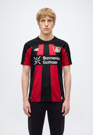 New Balance, BAYER 04 26/27 HOME SHORT SLEEVE JERSEY - Клубно облекло - home hme