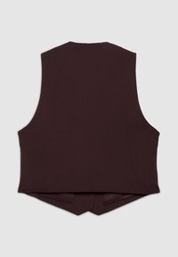Gilet bordeaux au design sur mesure, lignes épurées, sans fermetures, avec une texture lisse et un ourlet arrière légèrement plus long.