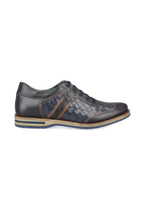 Herrenschuh aus schwarzem und marineblauem Leder mit Schnürung, strukturierten Seitenpaneelen, braunem Besatz und beigefarbener Sohle mit blauen Akzenten.