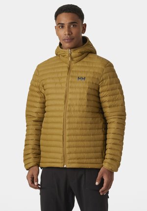 Chaqueta de plumas de color mostaza con capucha, que presenta costuras horizontales, un zipper central y un detalle de logo en el lado izquierdo del pecho.