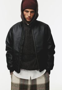 PULL&BEAR Imiteret læderjakke - black