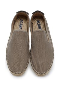 Espadrillas marroni slip-on realizzate in tessuto texture, con suola in corda e una punta liscia e arrotondata, dotate di un logo discreto all'interno.