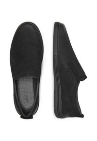 Czarne buty wsuwane wykonane z gładkiego materiału syntetycznego, z teksturowaną wkładką, elastycznymi panelami bocznymi i płaską gumową podeszwą.