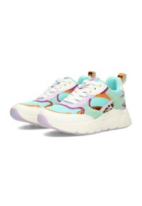Sneakers colorati con un mix di tonalità turchese, rosa e arancione. Presentano materiali texturizzati, una suola spessa e accenti con stampa animale.
