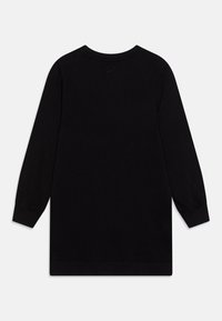 Mustaa pitkähihaista paitaa, valmistettu puuvillasta, pyöreällä pääntiellä ja resorihihoilla. Sisältää yksinkertaisen, koristamattoman mallin.