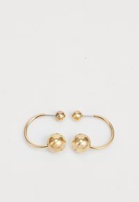 Orecchini in metallo color oro con un design circolare che presenta due sfere: una più grande e testurizzata e una palla più piccola e lucida nella parte superiore.