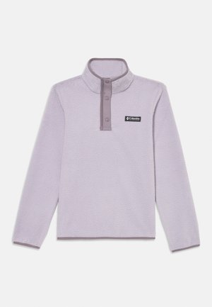 Pull en polaire violet clair avec un col à demi-boutons, présentant une texture douce et un petit logo noir sur la poitrine gauche.