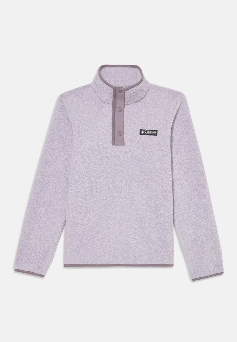 Svetlo vijolična flis majica s polovičnim gumbom na vratu, z mehko teksturo in majhnim črnim logotipom na levi strani prsnega dela.