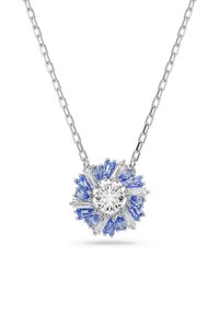 Collana in argento con un pendente circolare al centro, sormontato da un diamante e circondato da accenti di pietre blu e trasparenti.