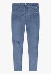 Jeans skinny de denim azul con una cintura de media altura, que presentan detalles desgastados en la parte frontal y un diseño clásico de cinco bolsillos.