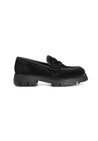Schwarze Wildleder-Lederschuhe mit Nietenakzenten und einer robusten Gummisohle, ausgestattet mit einem breiten Riemen über dem Rist und strukturierten Details.