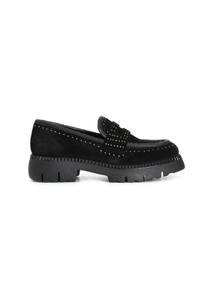 Mocassino in suede nero con dettagli borchiati e suola in gomma spessa, caratterizzato da una fascia ampia sulla tomaia e dettagli testurizzati.