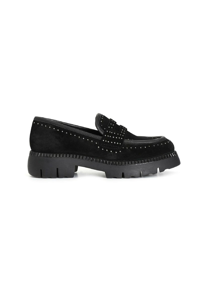 Schwarze Wildleder-Lederschuhe mit Nietenakzenten und einer robusten Gummisohle, ausgestattet mit einem breiten Riemen über dem Rist und strukturierten Details.