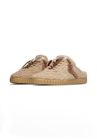 Scarpe slip-on in tessuto beige e soffice, con lacci marroni e suole in gomma. Presentano un tessuto texturizzato e una punta arrotondata.