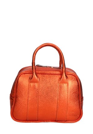 Sac à main métallique orange de forme arrondie, finition texturée, double poignées supérieures et fermeture éclair visible ; comporte des accents en panneaux horizontaux.