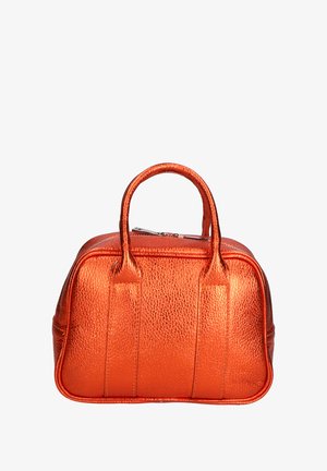 Sac à main métallique orange de forme arrondie, finition texturée, double poignées supérieures et fermeture éclair visible ; comporte des accents en panneaux horizontaux.