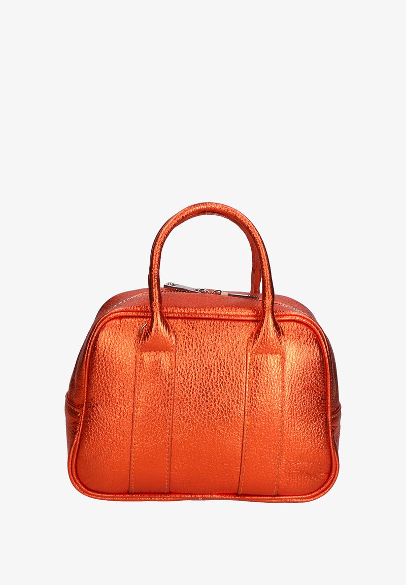 Borsa a tracolla metallica arancione con forma arrotondata, finitura testurizzata, doppi manici superiori e chiusura con cerniera visibile; presenta dettagli a pannello orizzontale.
