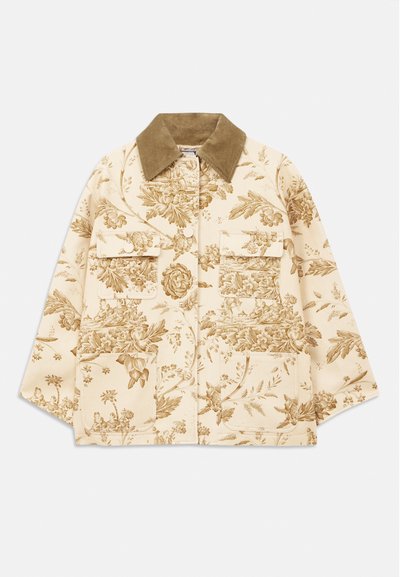 Jachetă bej cu model floral, cu guler din catifea, având patru buzunare frontale și o croială lejeră. Material texturat cu designuri botanice.