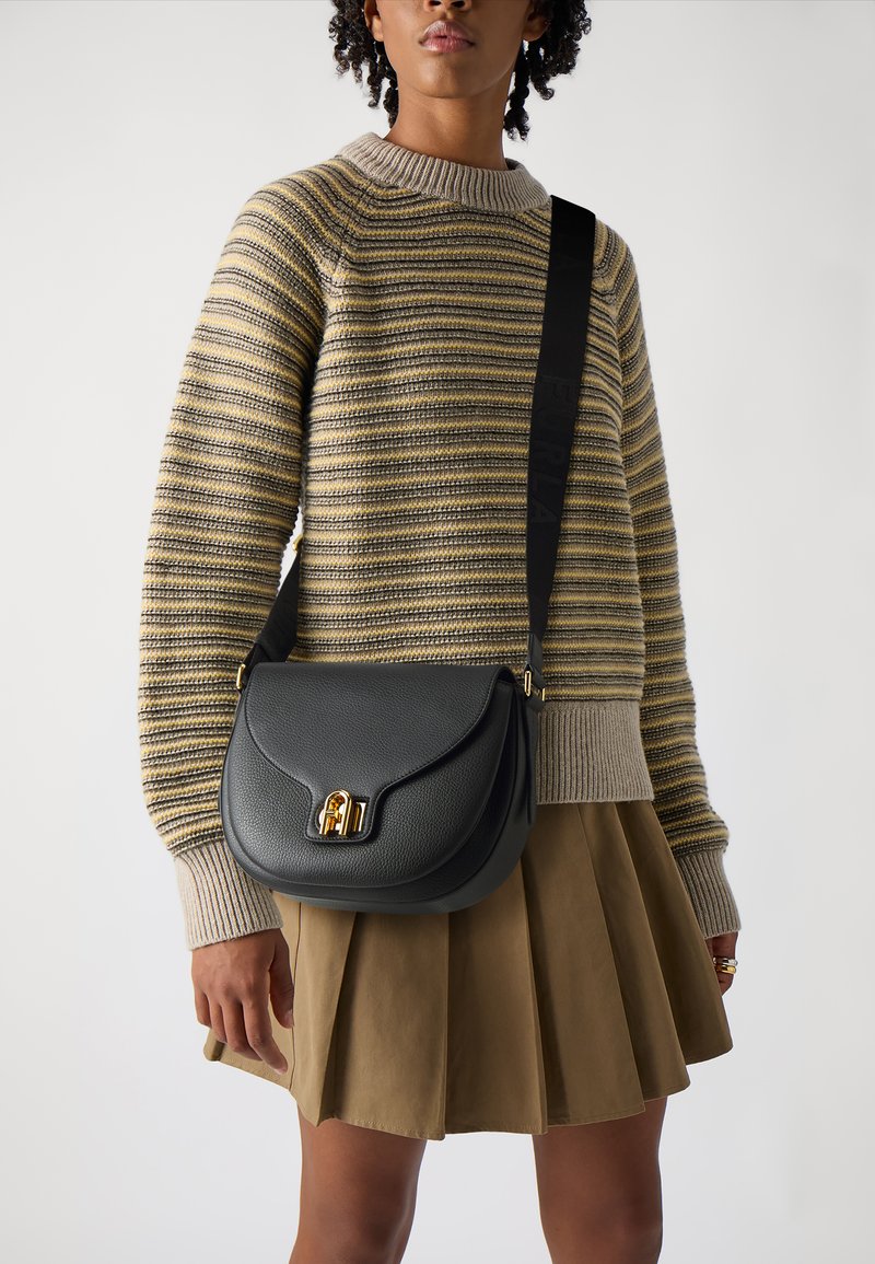 Borsa a spalla in pelle nera con forma curva, accessoriata in oro e con finitura testurizzata. La tracolla presenta un motivo con logo.