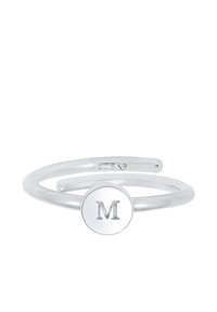 Anillo de plata con una banda dividida, que presenta un disco redondo grabado con la letra "M". Acabado texturizado en la letra, marcado con "925" para plata de ley.