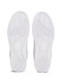Hvide sneakersåler med en tekstureret gummioverflade, der har zigzag-mønstre og formede fodsengekonturer for greb og komfort.