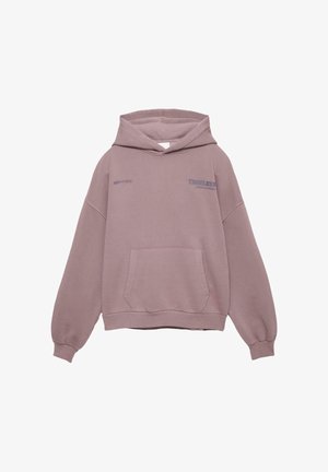 Bluza z kapturem w stonowanym odcieniu mauve, o luźnym kroju, z przednią kieszenią oraz nadrukowanym tekstem: "BĄDŹ SOBĄ" i "NIEPRZEMIJALNY". Miękka tekstura.