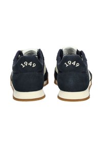 Sneakers in suede blu navy con accenti bianchi e suole in gomma. Presentano l'anno "1949" sul retro. Design low-top con una finitura testurizzata.