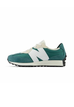 Groene en witte sport sneaker met een gestructureerde bovenkant, ronde neus, platte veters en een zwarte rubberen zool met grippatronen.