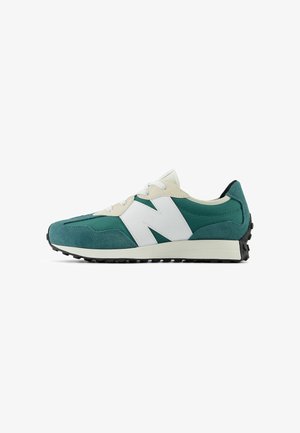 Groene en witte sport sneaker met een gestructureerde bovenkant, ronde neus, platte veters en een zwarte rubberen zool met grippatronen.