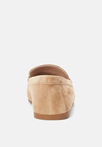Lauren Ralph Lauren AVERI III SUEDE LOAFER - Jalga libistatavad jalanõud - camel