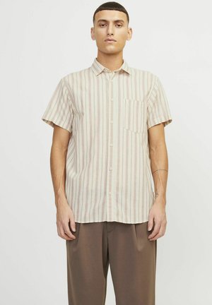 Camisa de manga corta con cuello en color crema, con rayas verticales rojas y marrones; cuenta con un bolsillo en el pecho izquierdo y un diseño de botón en la parte delantera.