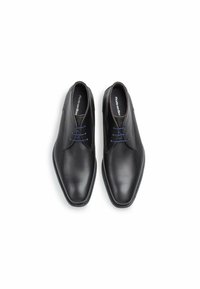 Scarpe in pelle nera con finitura liscia, punta a punta e lacci blu. Presentano dettagli di cucitura e una soletta con marchio.