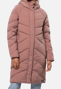 Długa, ocieplana zimowa kurtka w kolorze fioletowym z wysokim kołnierzem i ukośnym pikowaniem, noszona przez osobę ze swobodnie opuszczonymi rękami.