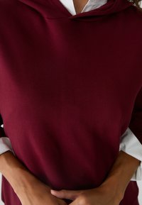 Stradivarius Jersey con capucha - bordeaux
