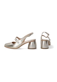 Metallisch silberne Slingback-Schuhe mit runder Spitze, ausgestattet mit einem Schnallenriemen und einem einzigartigen glockenförmigen Absatz. Glatte Textur mit subtiler Shine.