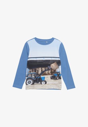 Langärmliges blaues T-Shirt mit einem Fotodruck von blauen Traktoren und Heuballen mit texturiertem Finish. Glatter Baumwollstoff mit Rundhalsausschnitt.