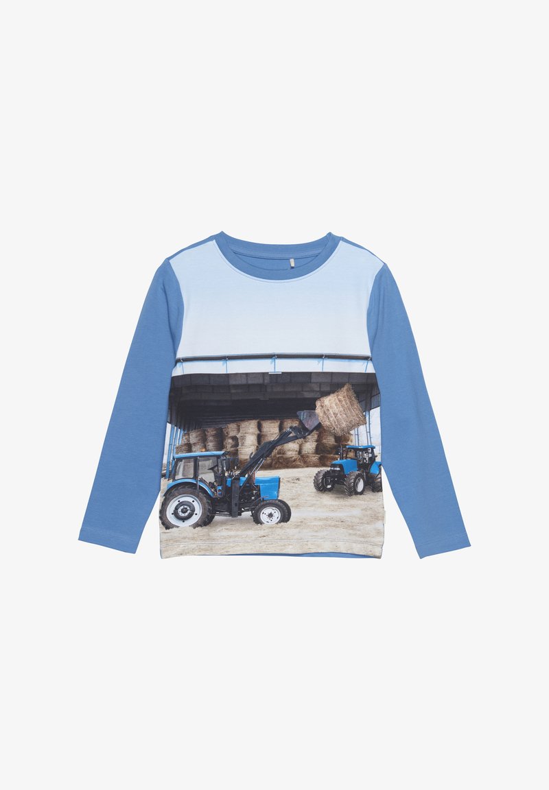 Langsleeve blauwe t-shirt met een fotoprint van blauwe tractors en hooibalen met een textuurafwerking. Zacht katoen met een rond decolleté ontwerp.