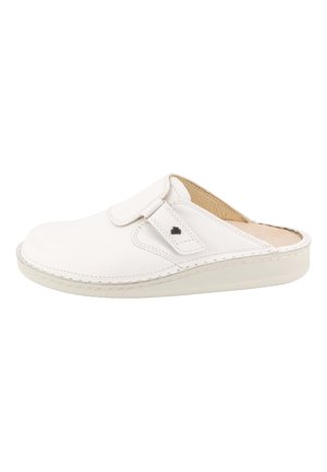 Zoccolo bianco in pelle slip-on con cinturino regolabile e suola imbottita, progettato per comfort e facilità d'uso.