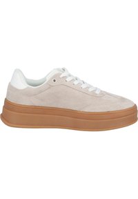 Sneakers in suede di un beige chiaro con una tomaia testurizzata, dettagli bianchi e una suola in gomma spessa color tan. Presentano lacci e occhielli bianchi.
