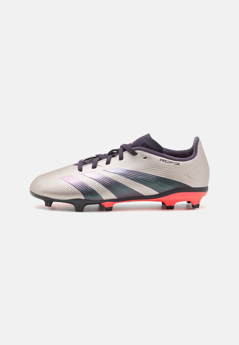 Silberner Fußballschuh mit einem Farbverlauf von Schwarz zu Blau, schwarzen Schnürsenkeln, gepolstertem Schaft und roter Laufsohle. Auf der Seite befindet sich der Schriftzug "PREDATOR".