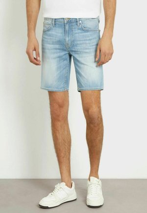 Shorts in denim azzurro chiaro con finitura sbiadita, vestibilità slim, design a cinque tasche e orlo pulito. Indossati con sneakers sportive bianche.