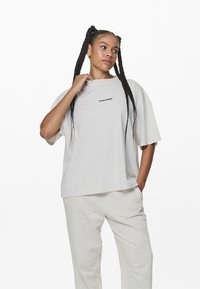 Pegador ARENDAL LOGO HEAVY OVERSIZED TEE - Camiseta estampada - washed salty cream