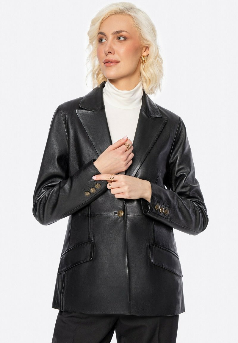 Zwart leren blazer met een gladde textuur, sluiting met één knop en twee voorkruiszakken. Bevat brede revers en knopen in goudkleur.