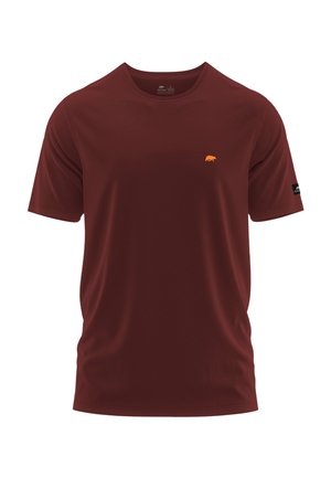 Bordeauxrode t-shirt met korte mouwen en ronde hals, met een klein oranje berenlogo op de linkerborst en een zwart label op de linkermouw.