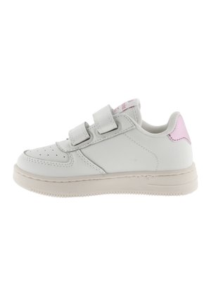 Weißer Sneaker aus synthetischem Material mit glatter Oberfläche, ausgestattet mit einer strukturierten Zehenkappe, zwei Velcro-Riemen und einem pinken Akzent an der Ferse.